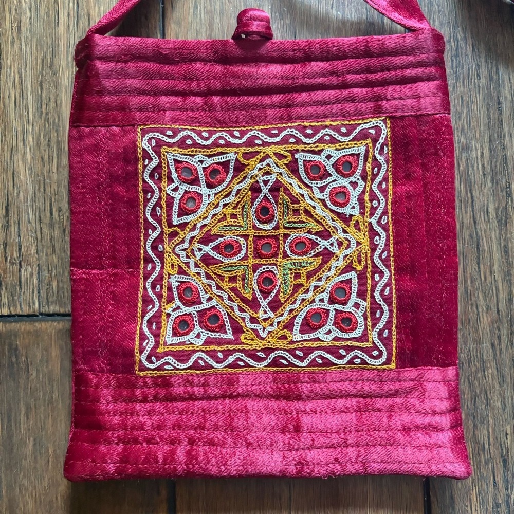 Vintage Red Silk Kutch Embroidered Sling Bag Mirror Work Boho Purse - Picture 3 of 9